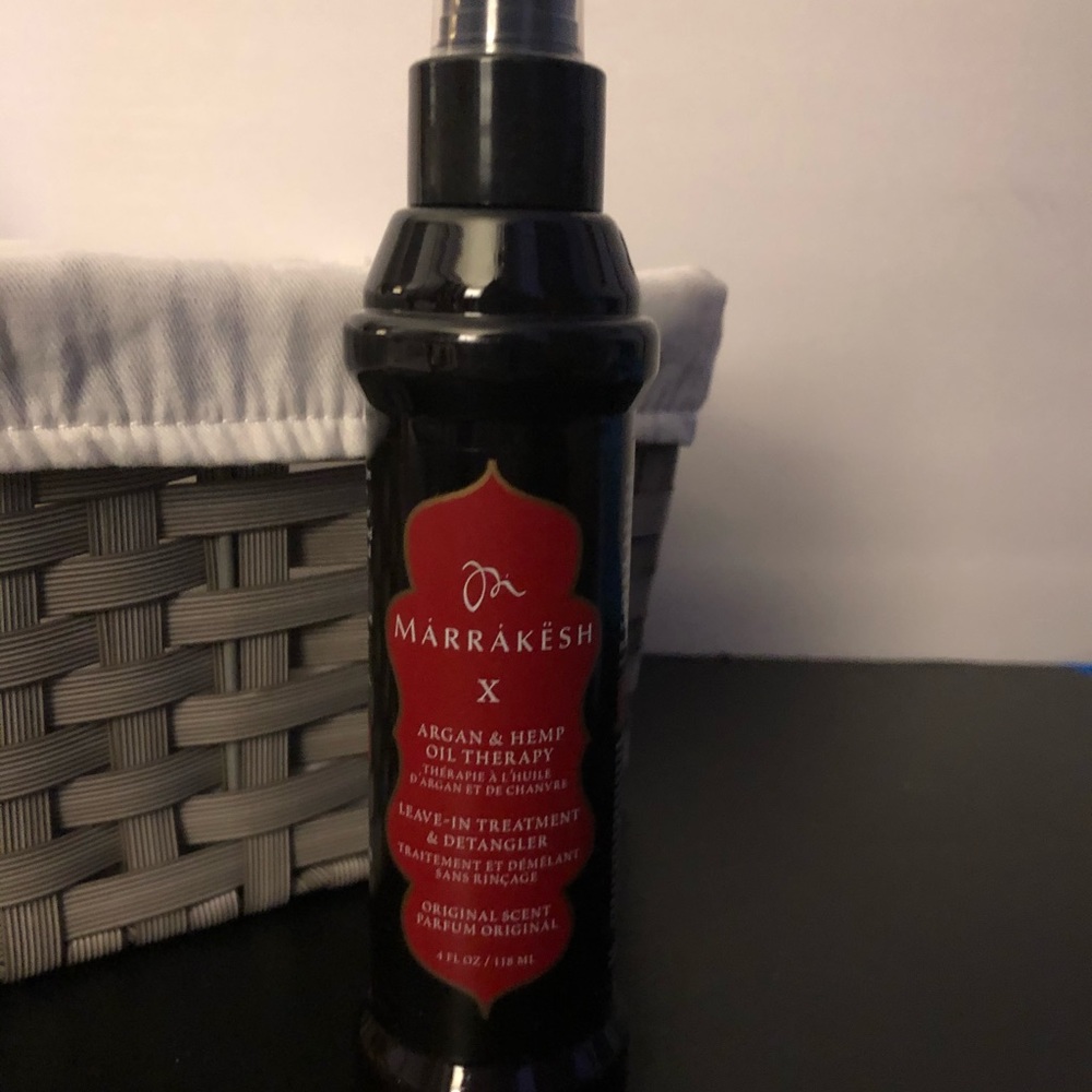 Hair de-tangler and conditioner